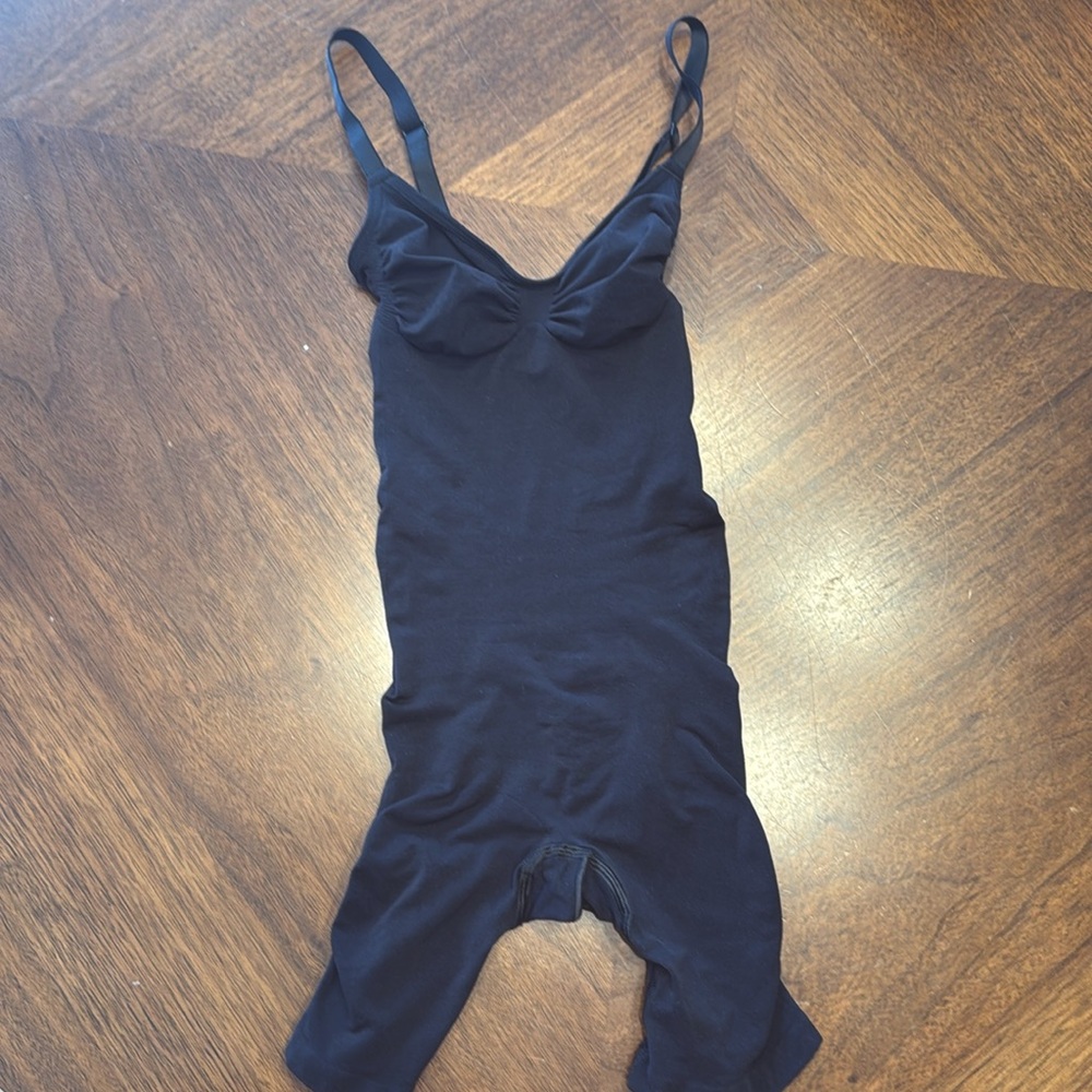 Skims Women's Black Shapewear
Size S